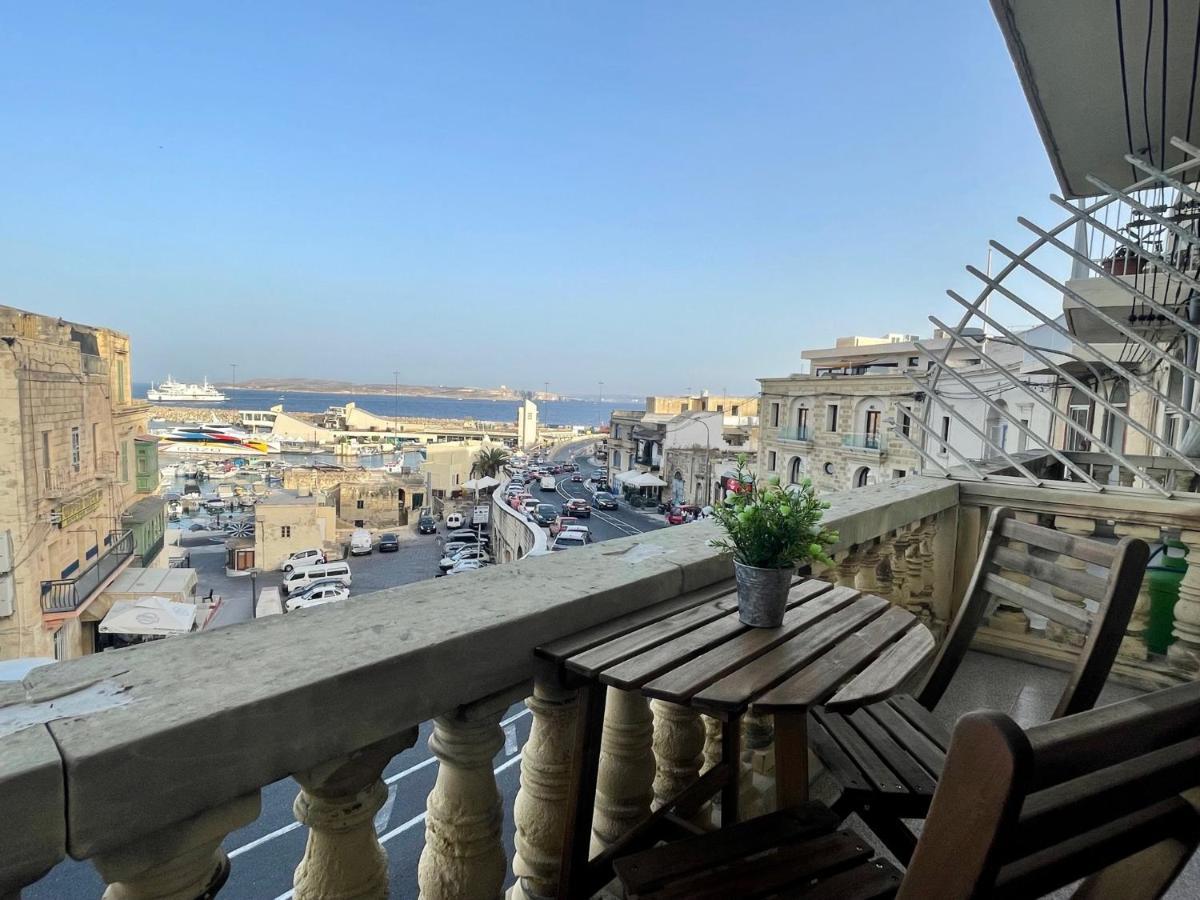 Seafront Apartment With Balcony Overlooking Marina Għajnsielem Kültér fotó
