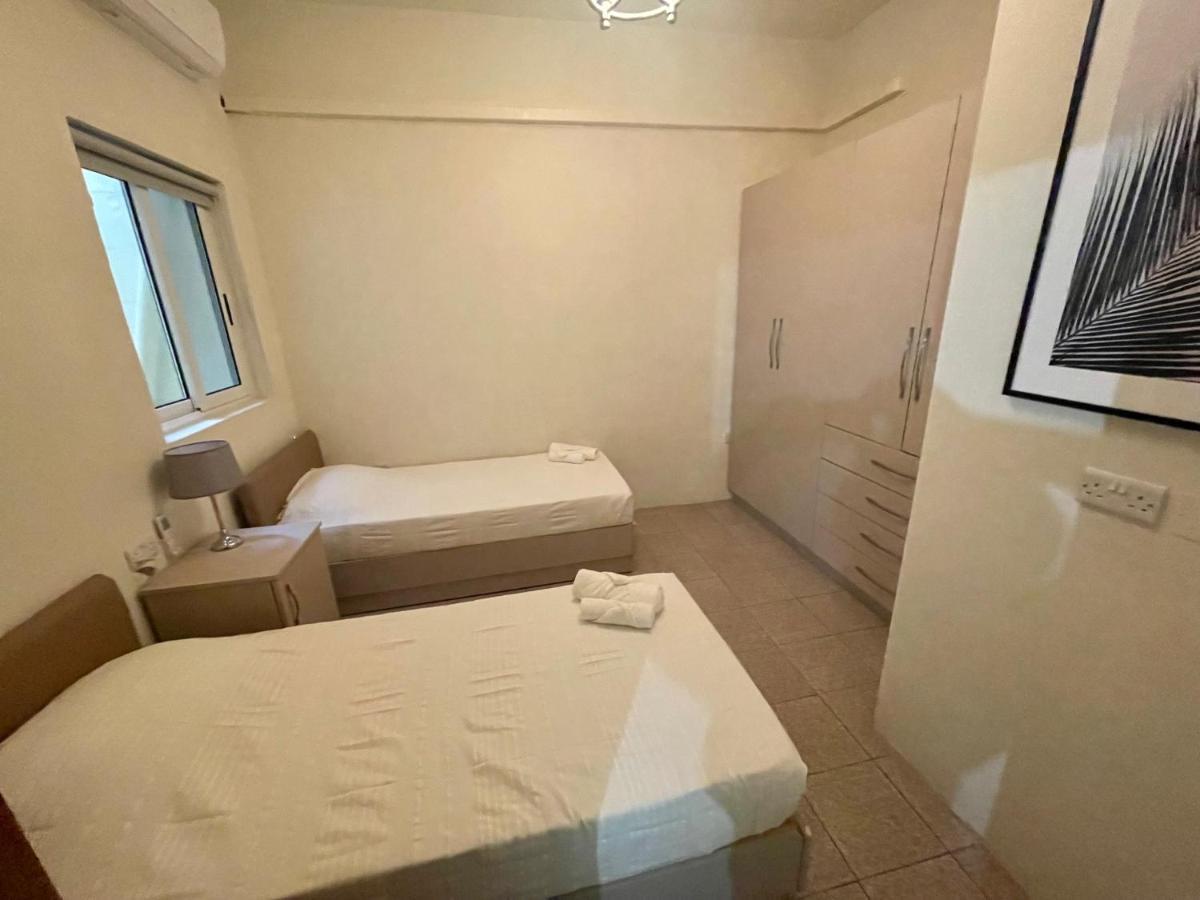 Seafront Apartment With Balcony Overlooking Marina Għajnsielem Kültér fotó