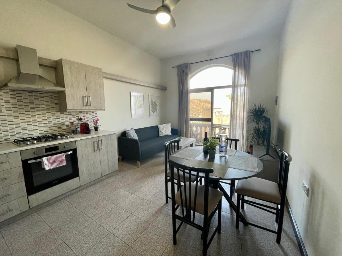 Seafront Apartment With Balcony Overlooking Marina Għajnsielem Kültér fotó