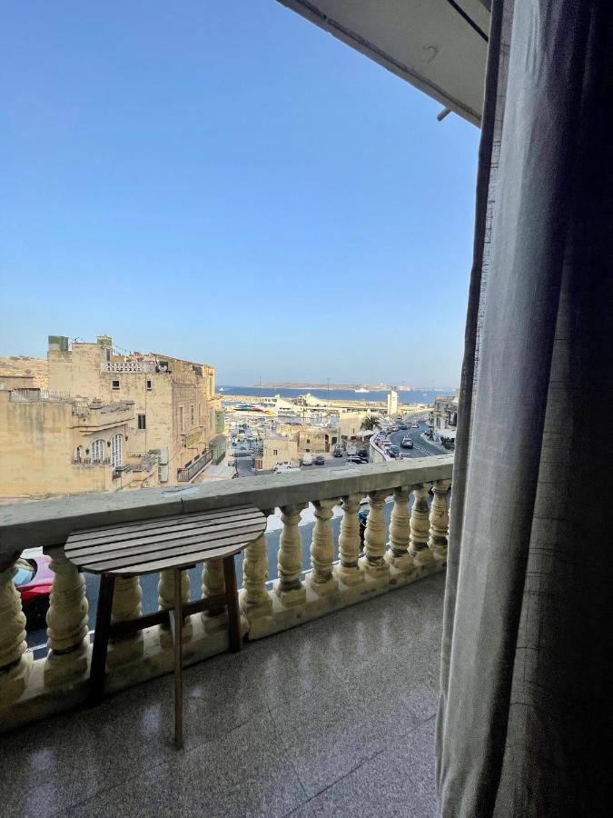 Seafront Apartment With Balcony Overlooking Marina Għajnsielem Kültér fotó
